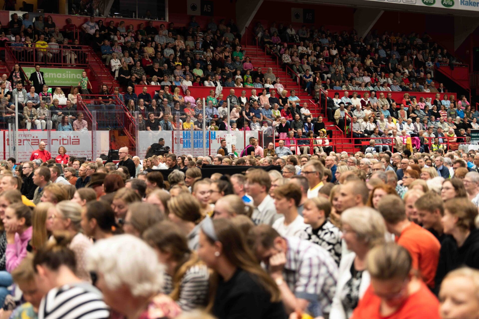 Featured image for “Permanto täynnä – Riemumessu kokosi yli nelituhatpäisen juhlakansan ehtoollispöytään”