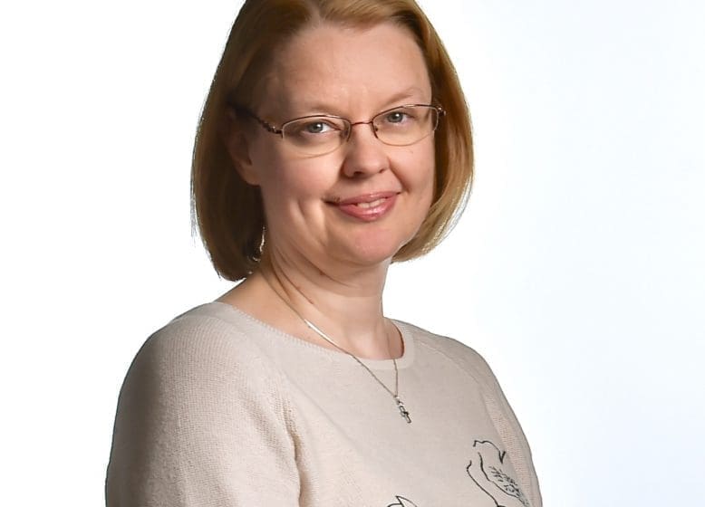 Kuvassa on Tiina Latva-Rasku